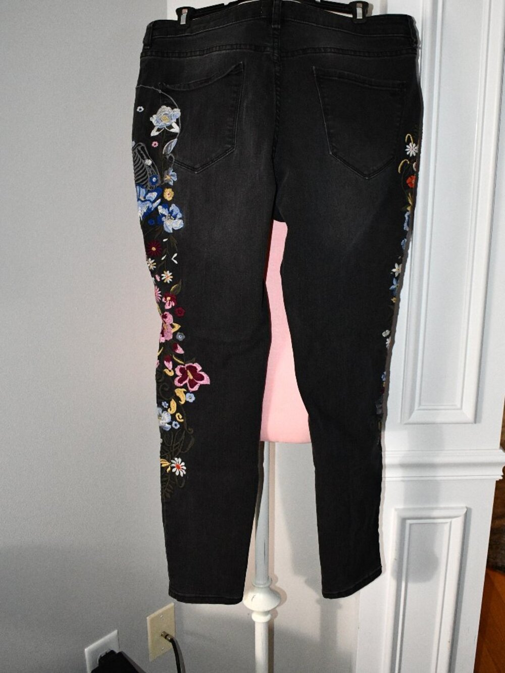 William Rast Skinny Jeans Womens Size 32 Black Floral Embroidered Justin Timberl - Picture 4 of 4